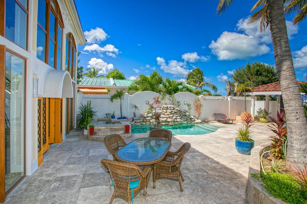 Villa rental St Martin - Pool and table